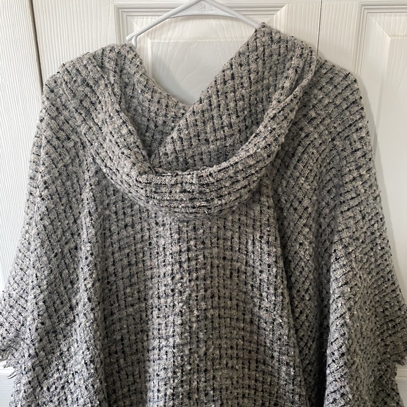 Francesca’s hooded poncho - Picture 3 of 4